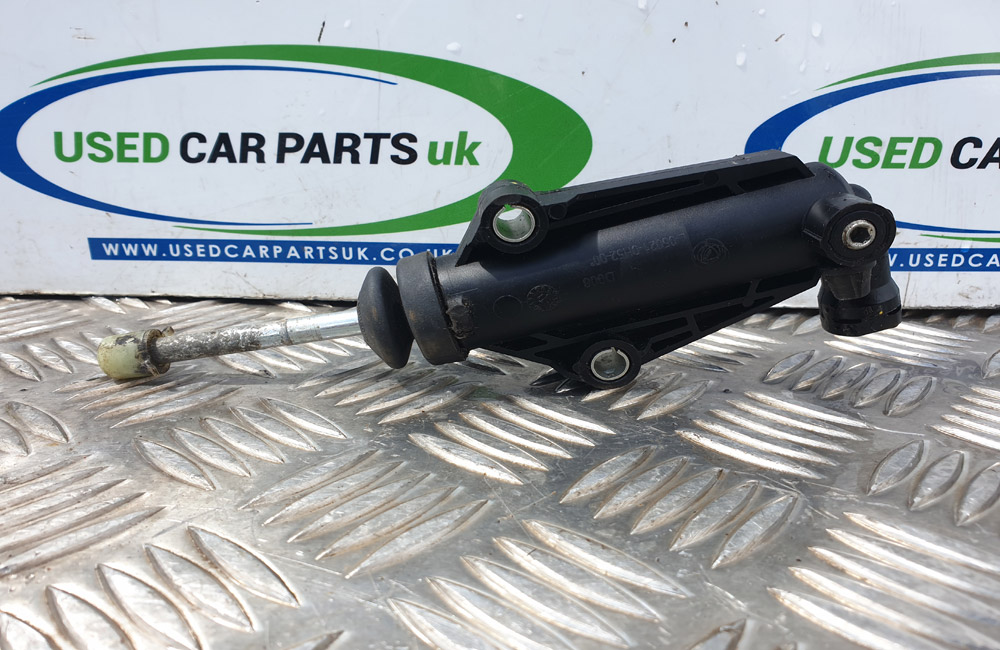 Fiat 500 outlet master cylinder