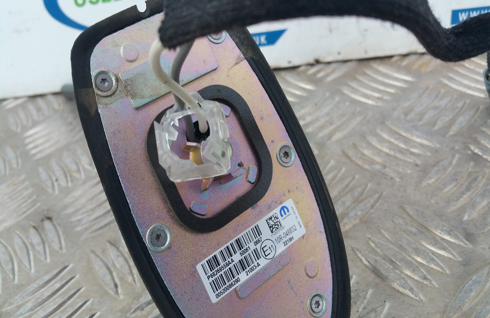 Fiat 500 aerial base outlet replacement