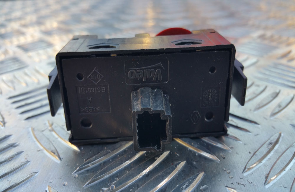 Renault Clio hazard switch button MK3 Used Car Parts UK
