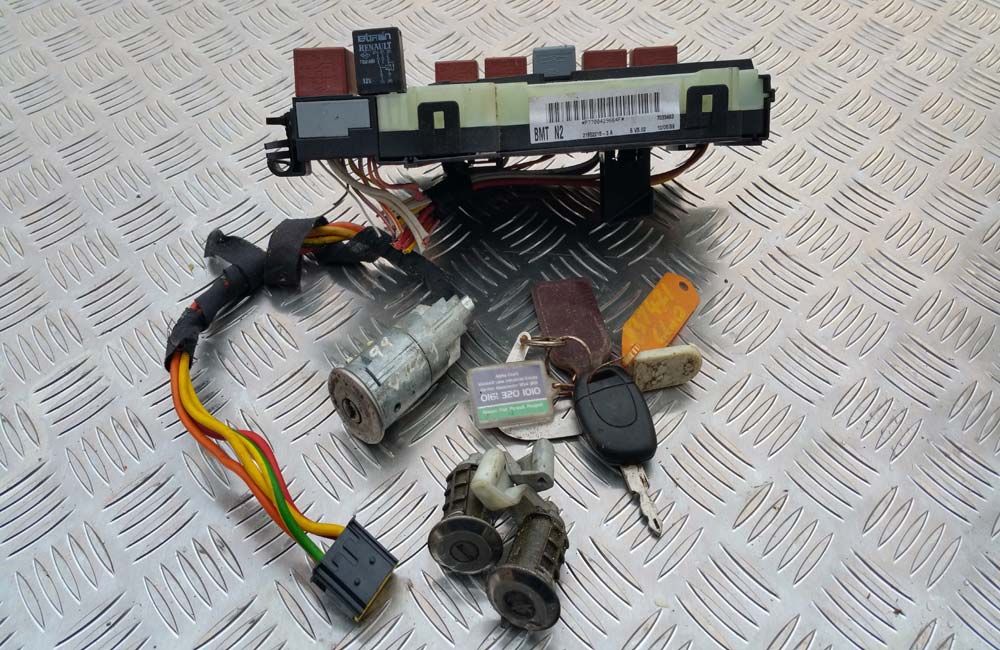 Renault Clio ignition barrel and key 1999 Used Car Parts UK