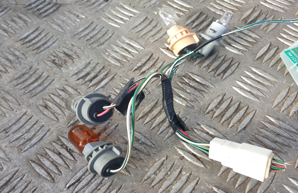 Toyota Prius MK2 drivers rear light bulb holder Used Car Parts UK