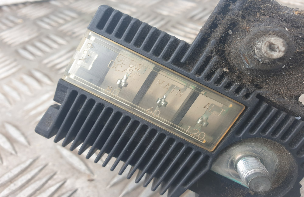 Toyota Yaris D4D battery fuses terminal lead MK2 Used Car Parts UK