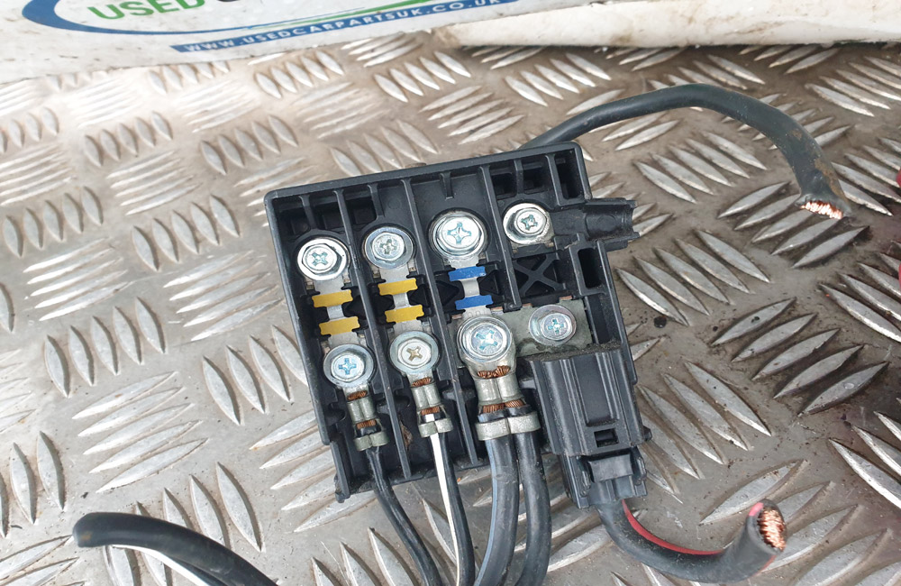 Toyota Yaris MK1 battery terminal fuses Used Car Parts UK