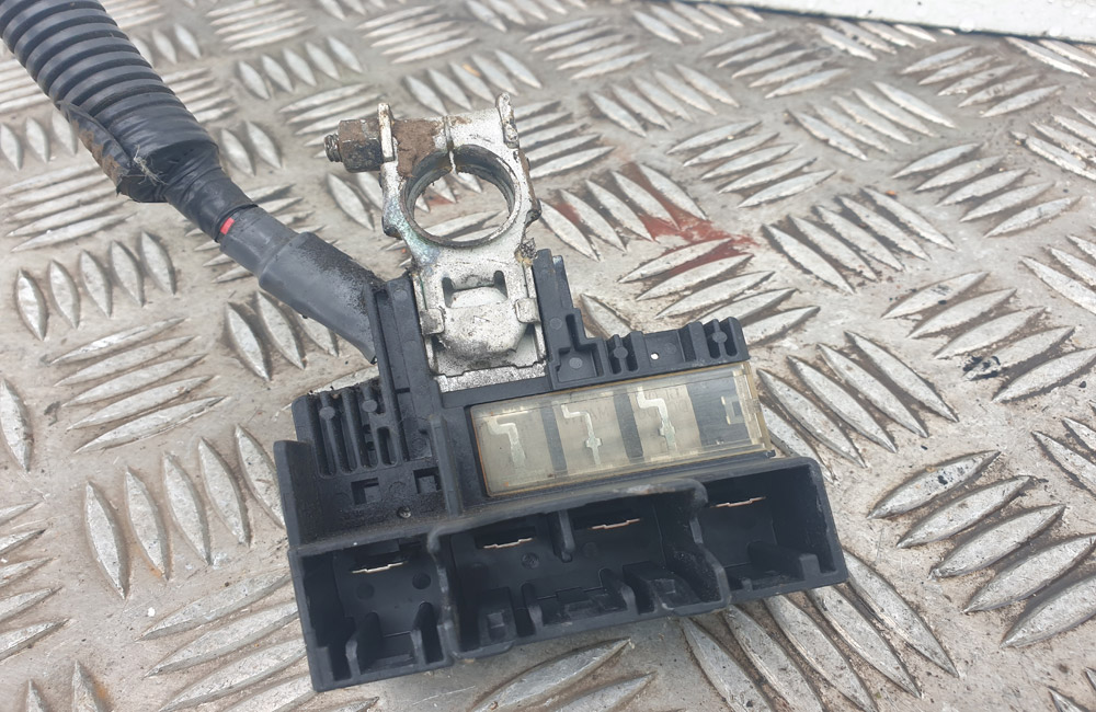 Toyota Yaris D4D battery fuses terminal lead MK2 Used Car Parts UK