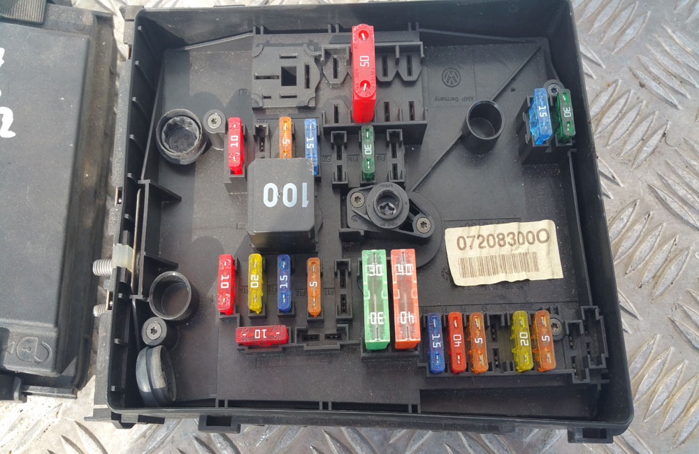 VW Golf MK6 14. petrol engine bay fuse box | Used Car Parts UK