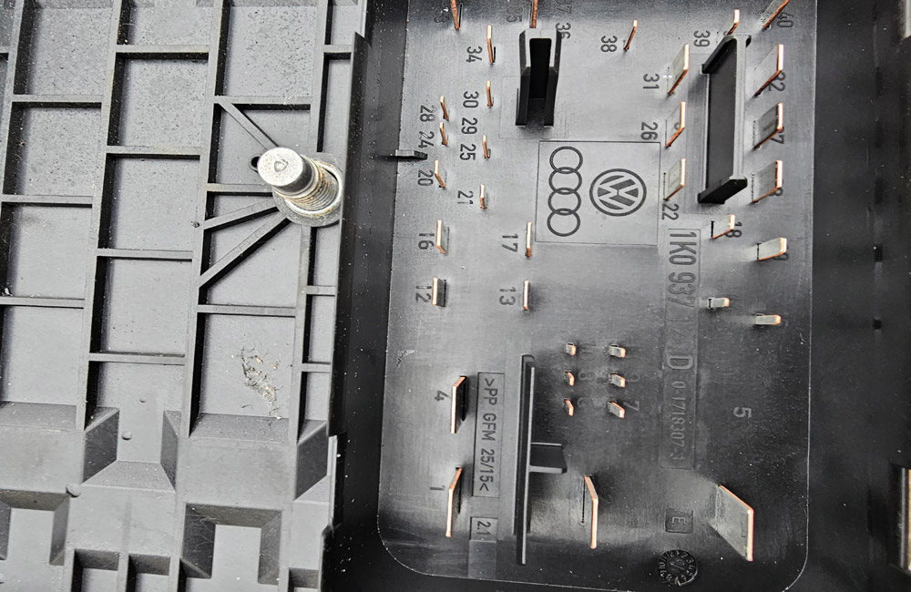 VW Golf MK6 1.6 TDI Fuse Box 1K0937125D Used Car Parts UK