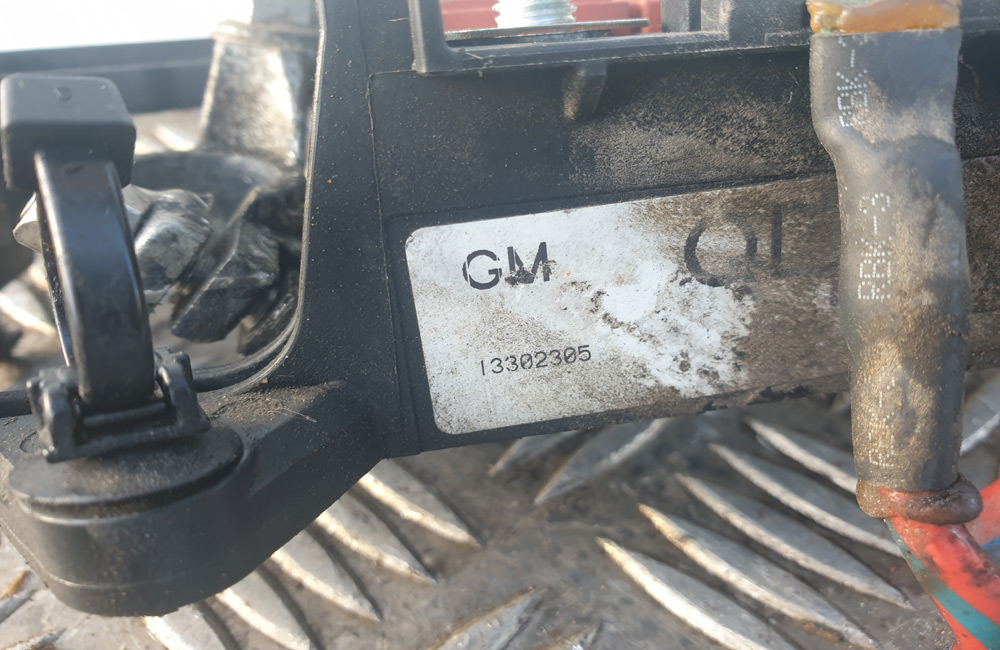 Vauxhall Astra J SRI battery terminal fuses 13302305 Used Car Parts UK