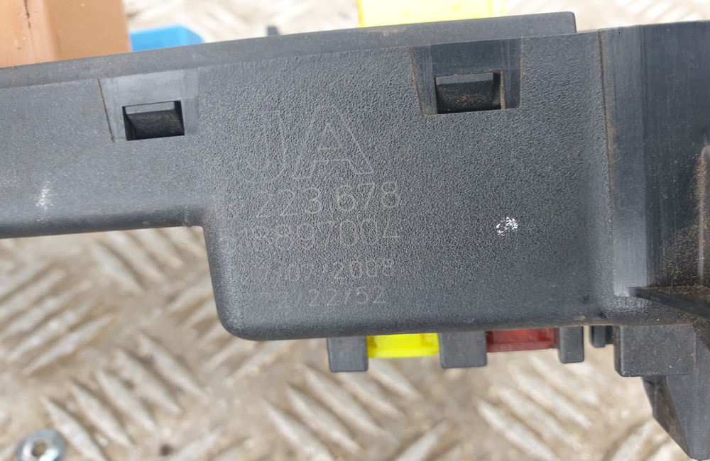 Vauxhall Vectra C Fuse Box 13193590 13223678 Used Car Parts UK