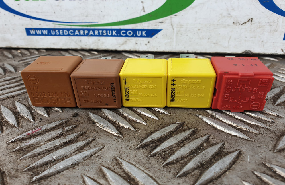 Vauxhall Vectra C engine bay relay fuses Used Car Parts UK