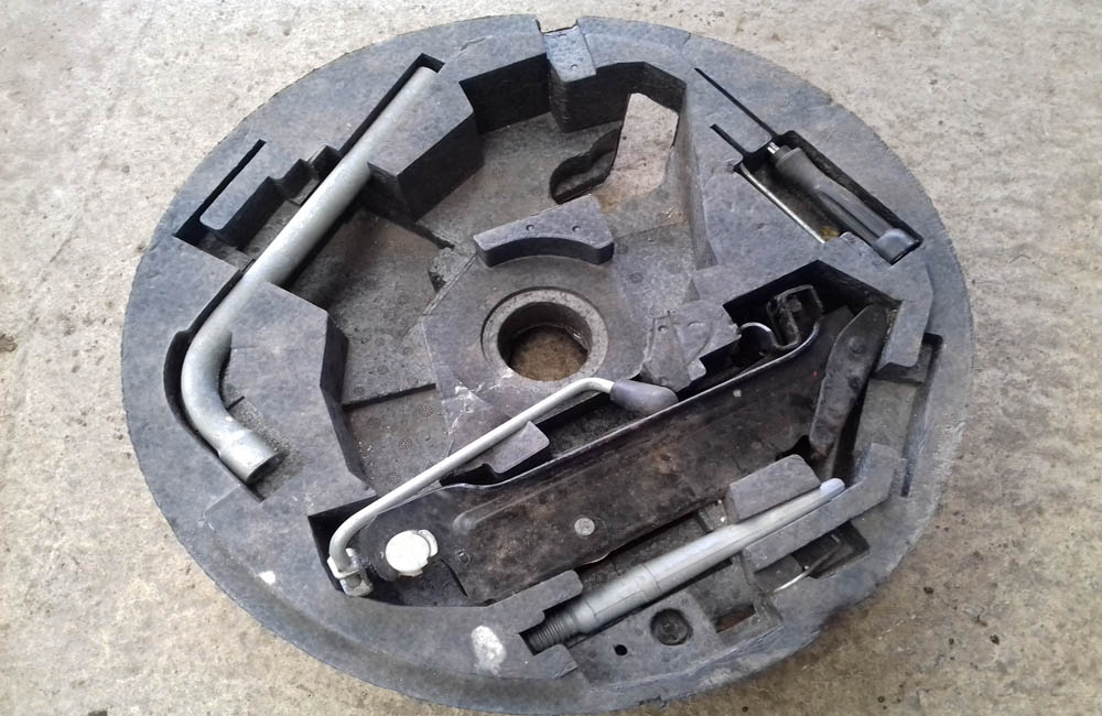 VW Golf MK5 wheel jack set tool kit | Used Car Parts UK