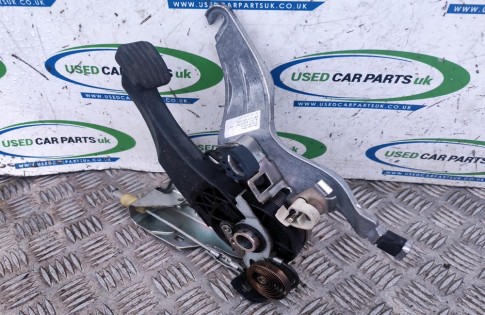 2015 W212 Mercedes E-Class E220 Bluetec SE 4 Door Saloon In Grey With A 2.2 Litre (2143CC) 174 BHP 4 Cylinder 16V OM651.924 Diesel Engine And A 7 Speed Automatic Gearbox.  A2124200384