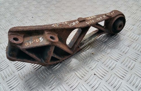 Toyota Hiace 2 5 D4D rear top diff differential mount bracket bush